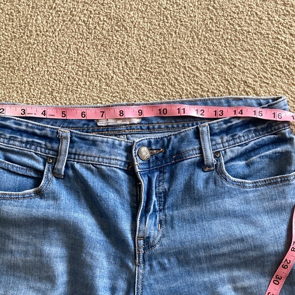 FREE PEOPLE EUC Destructed Capris - 31 - Picture 5 of 6